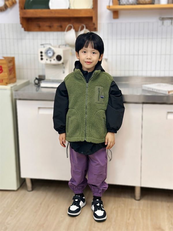 05112301｜EC秋冬〃4109四色奧粒絨背心｜110-160/S-M 兒童背心

羊羔絨背心

保暖背心

兒童馬甲

冬季背心

立領背心

加厚刷毛背心

童裝背心 110–160

親子背心

男童背心

女童背心

羊羔絨外套

冬天保暖單品

兒童保暖衣