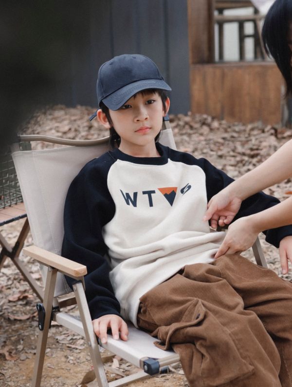 05121102｜秋冬〃8085山系插肩袖加絨字母T｜110-170 兒童衛衣, 山系衛衣, 拼接衛衣, 刷毛衛衣, 戶外風上衣, 保暖上衣, 中大童衛衣, 露營穿搭, 校園穿搭, 印花衛衣