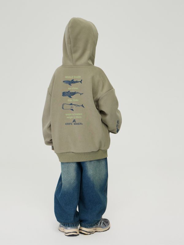 05110317┃TFYU秋冬〃兩色鯨魚印花加絨連帽T┃100-170 - 鯊魚插畫帽T
- 兒童刷毛上衣
- 秋冬童裝推薦
- 海洋主題童裝
- 100–170 尺寸童裝
- 男童女童帽T
- 親膚不扎布料
- 教育插畫童裝
- 韓系童趣風格