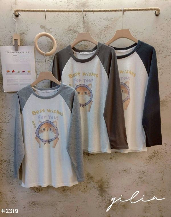 05110611┃秋冬〃2318頭巾的貓咪印花T┃F┃251110結單 貓咪上衣、拼色T恤、插畫T、長袖上衣、韓版T恤、中性上衣、可愛上衣、休閒風T、秋冬T恤、寬鬆長袖