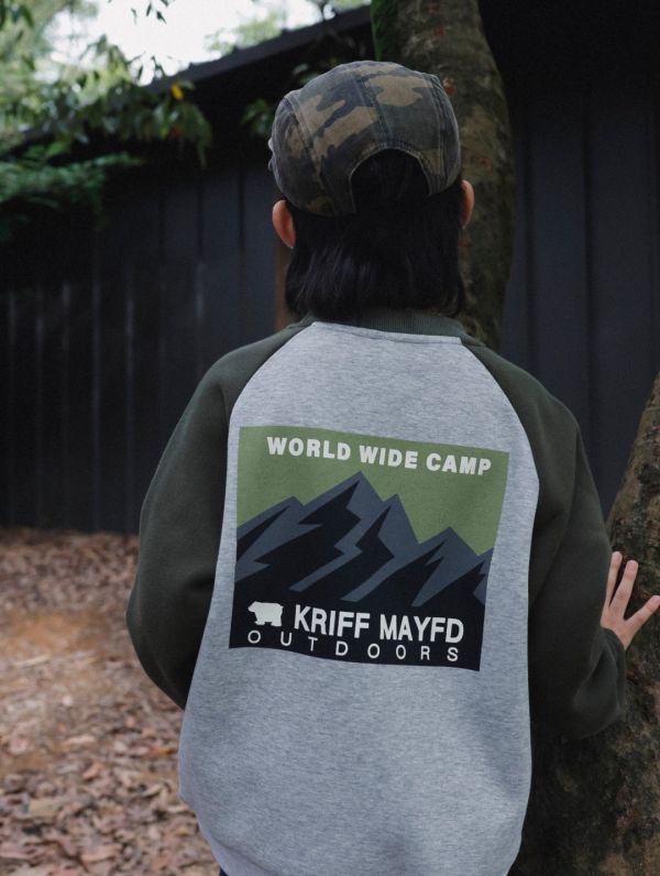 05121102｜秋冬〃8085山系插肩袖加絨字母T｜110-170 兒童衛衣, 山系衛衣, 拼接衛衣, 刷毛衛衣, 戶外風上衣, 保暖上衣, 中大童衛衣, 露營穿搭, 校園穿搭, 印花衛衣