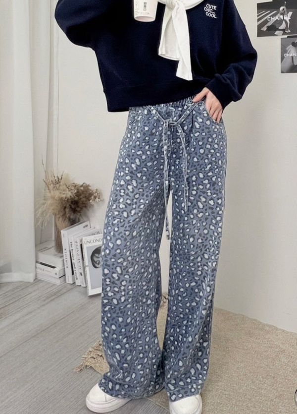 05121308｜秋冬〃22062水洗豹紋牛仔寬褲｜F 豹紋牛仔褲
韓系寬褲
鬆緊腰牛仔褲
抽繩牛仔褲
顯瘦長褲
復古豹紋褲
寬版牛仔褲
日常百搭褲
秋冬下身
個性牛仔褲