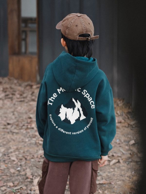 05121211｜猿寶秋冬〃8084墨綠色加絨連帽T｜110-170 中大童衛衣, 童裝連帽衛衣, 加絨衛衣, 刷毛上衣, 山系童裝, 戶外風童裝, 男童衛衣, 女童衛衣, 秋冬童裝, The Mount Space, 中大童上衣, 保暖童裝, 親子戶外穿搭