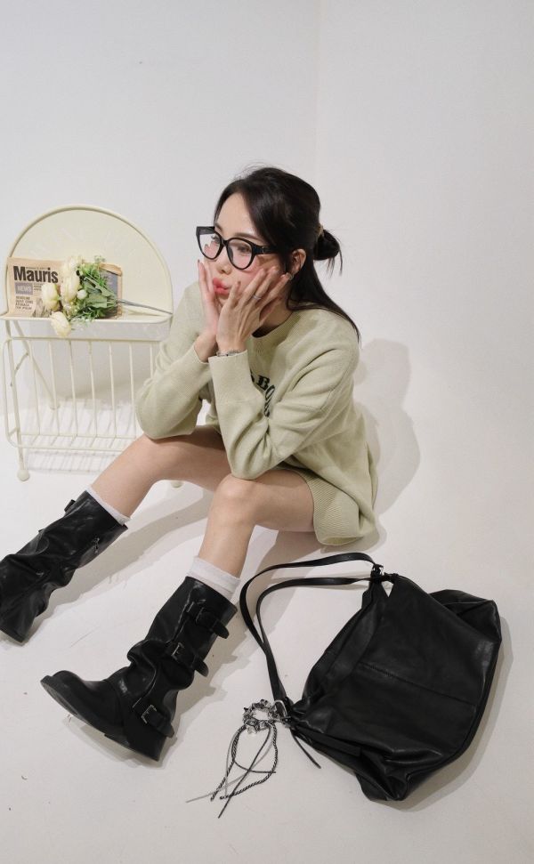 05110104┃秋冬〃23246四色糖果熊毛衣 熊熊毛衣, 卡通針織上衣, 圓領毛衣, 無刷毛毛衣, 厚磅毛衣, 秋冬上衣, 寬鬆版型, 女生休閒穿搭, 插畫毛衣, 雲朵毛衣