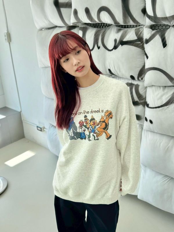 05110307┃秋冬〃21552芝麻街夜總會寬版大學T - 芝麻街大學T
- 插畫風格上衣
- 寬版中性上衣
- 情侶穿搭推薦
- F 尺寸大學T
- 卡通印花上衣
- 秋冬休閒穿搭
- 韓系童趣風格
- 男女同款衛衣
- 棕色奶油灰色上衣