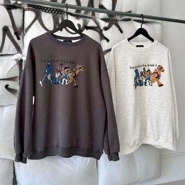 05110307┃秋冬〃21552芝麻街夜總會寬版大學T - 芝麻街大學T
- 插畫風格上衣
- 寬版中性上衣
- 情侶穿搭推薦
- F 尺寸大學T
- 卡通印花上衣
- 秋冬休閒穿搭
- 韓系童趣風格
- 男女同款衛衣
- 棕色奶油灰色上衣