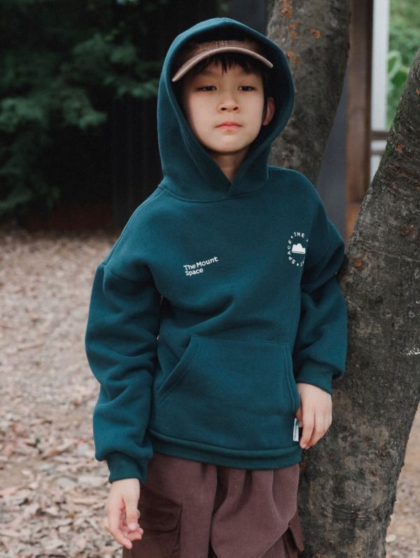 05121211｜猿寶秋冬〃8084墨綠色加絨連帽T｜110-170 中大童衛衣, 童裝連帽衛衣, 加絨衛衣, 刷毛上衣, 山系童裝, 戶外風童裝, 男童衛衣, 女童衛衣, 秋冬童裝, The Mount Space, 中大童上衣, 保暖童裝, 親子戶外穿搭