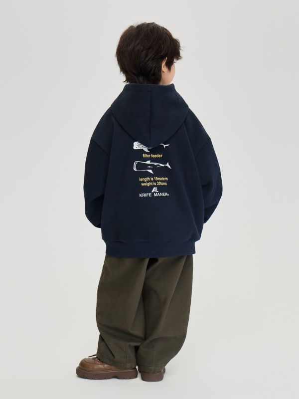 05110317┃TFYU秋冬〃兩色鯨魚印花加絨連帽T┃100-170 - 鯊魚插畫帽T
- 兒童刷毛上衣
- 秋冬童裝推薦
- 海洋主題童裝
- 100–170 尺寸童裝
- 男童女童帽T
- 親膚不扎布料
- 教育插畫童裝
- 韓系童趣風格