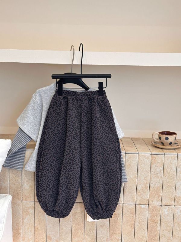 05112111｜HAHA家秋冬〃91397灰色加絨豹紋褲｜100-160 兒童豹紋褲

兒童刷毛褲

加絨長褲

冬季保暖褲

童裝束口褲

兒童球球褲

厚款長褲 100-160

女童豹紋加絨褲

男童休閒褲

寬鬆休閒褲 童裝

冬季童褲推薦

厚刷毛童褲