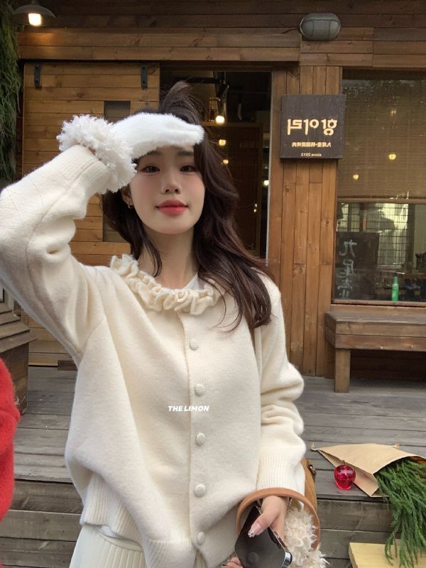 05120703｜LEMON〃6903木耳邊溫柔開衫毛衣｜F 荷葉領針織, 針織外套, 開衫外套, 木耳邊上衣, 韓系女裝, 顯瘦外套, 短版外套, 氣質穿搭, 甜美針織