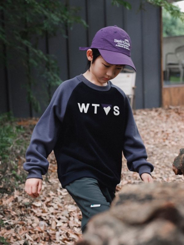 05121102｜秋冬〃8085山系插肩袖加絨字母T｜110-170 兒童衛衣, 山系衛衣, 拼接衛衣, 刷毛衛衣, 戶外風上衣, 保暖上衣, 中大童衛衣, 露營穿搭, 校園穿搭, 印花衛衣