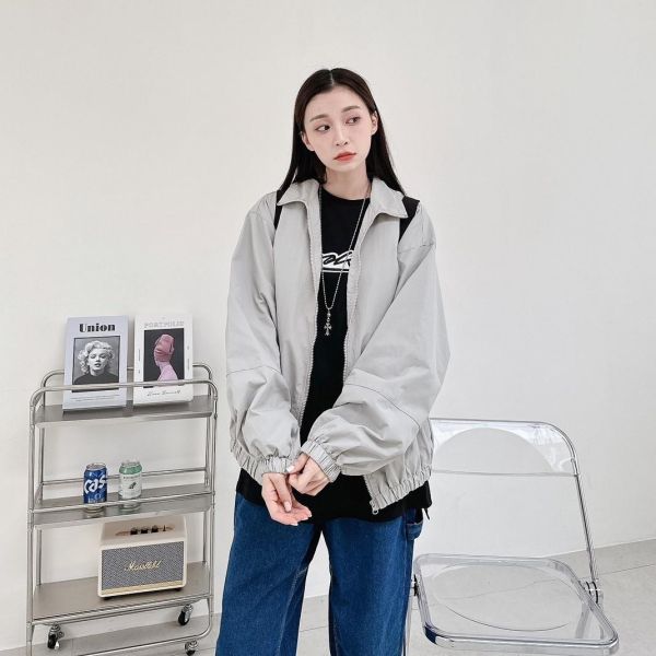 05110305┃秋冬〃98097立領素面防風外套┃M-XL - 防風外套
- 成人輕量外套
- 韓系休閒穿搭
- 情侶外套推薦
- 多色風衣
- M–XL 外套尺寸
- 秋冬外套推薦
- 輕薄外套
- 機能風衣
- 男女同款外套