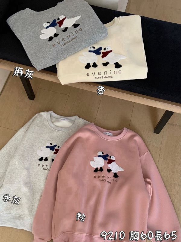 05120605｜秋冬〃9210小鴨圍巾刺繡加絨大學T｜F 女裝衛衣, 刷毛上衣, 貓咪上衣, 毛巾繡衛衣, 可愛女裝, 療癒系穿搭, 寬鬆上衣女, 加絨上衣, 大人可愛風, 顯瘦衛衣, 韓系女裝, 秋冬上衣女, 百搭女裝, 大學T女, 女生可愛穿搭
