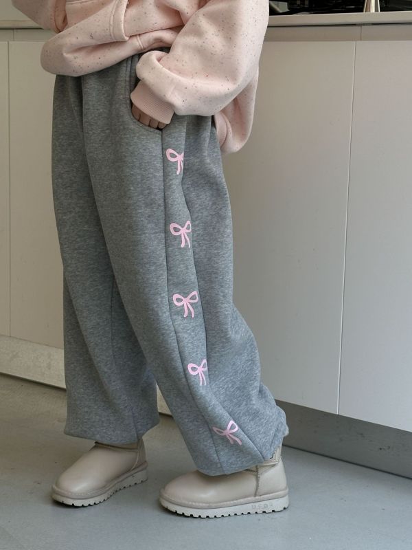 05111704｜TC家冬〃四色加絨蝴蝶結邊運動褲｜100-160 蝴蝶結褲
加絨運動褲
女童運動褲
女童加厚長褲
女童秋冬褲
寬鬆保暖褲
內刷毛棉褲
女童休閒褲
冬季加絨褲
小女孩暖褲
蝴蝶結刺繡褲
女童寬褲
親子穿搭褲
百搭運動褲
保暖束口褲
加絨束腳褲
女童家居褲
兒童保暖長褲
秋冬打底褲
100-160童褲