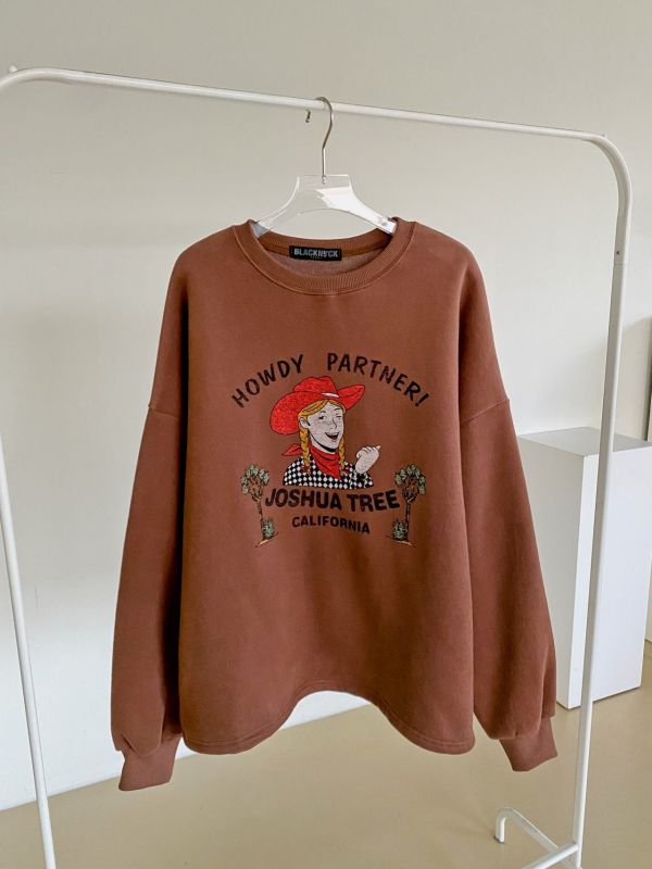 韓┃N9〃三色加絨牛仔女孩T┃F 韓國加絨上衣, 女生大學T, 美式印花衛衣, HOWDY PARTNER, JOSHUA TREE, 韓國女裝, 保暖圓領T, 寬鬆版衛衣, 秋冬加厚上衣, 韓系穿搭, 棕色衛衣, 奶灰色衛衣, 墨灰大學T, 女裝加絨長袖