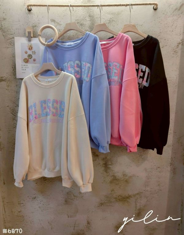 05120712｜秋冬〃6870BLESSED字母刺繡貼布厚刷毛大學T｜F 刷毛大學T, 字母衛衣, 寬鬆衛衣, 韓系衛衣, 顯瘦上衣, 蓬袖上衣, 秋冬穿搭, 休閒上衣