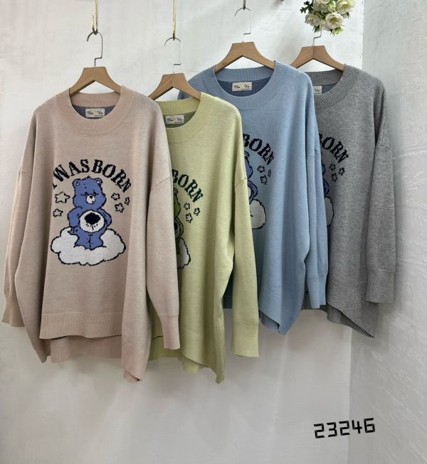 05110104┃秋冬〃23246四色糖果熊毛衣 熊熊毛衣, 卡通針織上衣, 圓領毛衣, 無刷毛毛衣, 厚磅毛衣, 秋冬上衣, 寬鬆版型, 女生休閒穿搭, 插畫毛衣, 雲朵毛衣