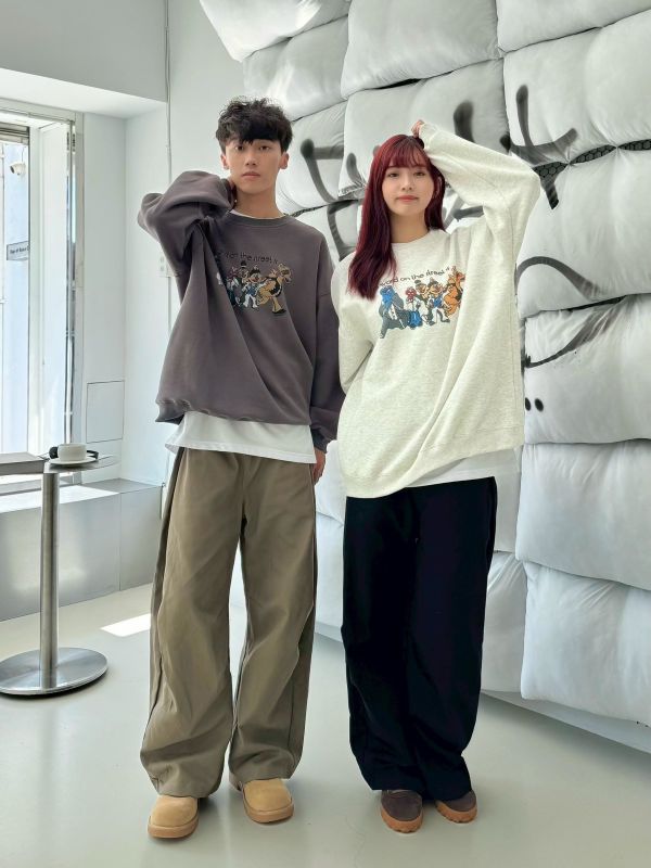 05110307┃秋冬〃21552芝麻街夜總會寬版大學T - 芝麻街大學T
- 插畫風格上衣
- 寬版中性上衣
- 情侶穿搭推薦
- F 尺寸大學T
- 卡通印花上衣
- 秋冬休閒穿搭
- 韓系童趣風格
- 男女同款衛衣
- 棕色奶油灰色上衣