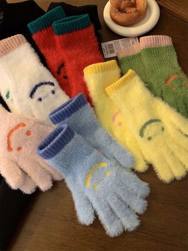 05111106┃冬〃六色仿貂毛笑臉手套┃F 笑臉手套, 毛毛手套, 可愛保暖手套, 露指手套, 韓系穿搭, 冬季配件, 大陸製女裝, 女生毛絨手套, 可滑手機手套, 絨毛保暖手套, 韓風可愛配件, 毛茸茸手套, 冬天必備手套, 溫暖手套, 可愛笑臉毛手套**