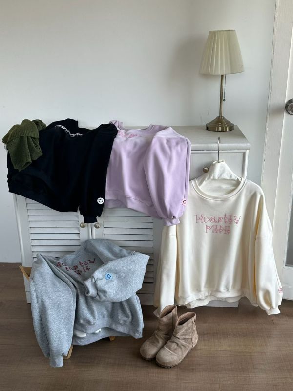 05113003｜YUAN〃3187繡字MINI袖口笑臉上衣｜F 刷毛衛衣
刺繡衛衣
圓領上衣
秋冬女裝
顯瘦寬鬆
百搭上衣
內刷毛
英文刺繡
大學T
保暖上衣