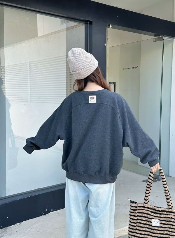 05113001｜YUAN〃3189後小標車線斜口袋上衣｜F 刷毛衛衣
大學T
口袋衛衣
圓領刷毛上衣
秋冬女裝
保暖上衣
寬鬆顯瘦
百搭素面
內刷毛衛衣
長袖上衣