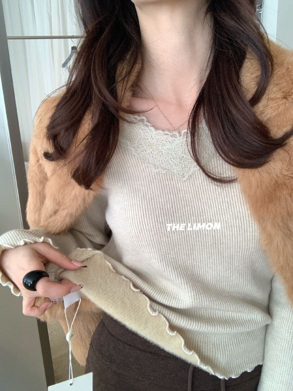 05120702｜LEMON〃6891氣質蕾絲V領軟糯顯瘦針織上衣｜F 蕾絲針織, V領針織, 韓系上衣, 女生針織衫, 修身上衣, 顯瘦穿搭, 長袖上衣, 百搭上衣, 內搭上衣, 秋冬針織