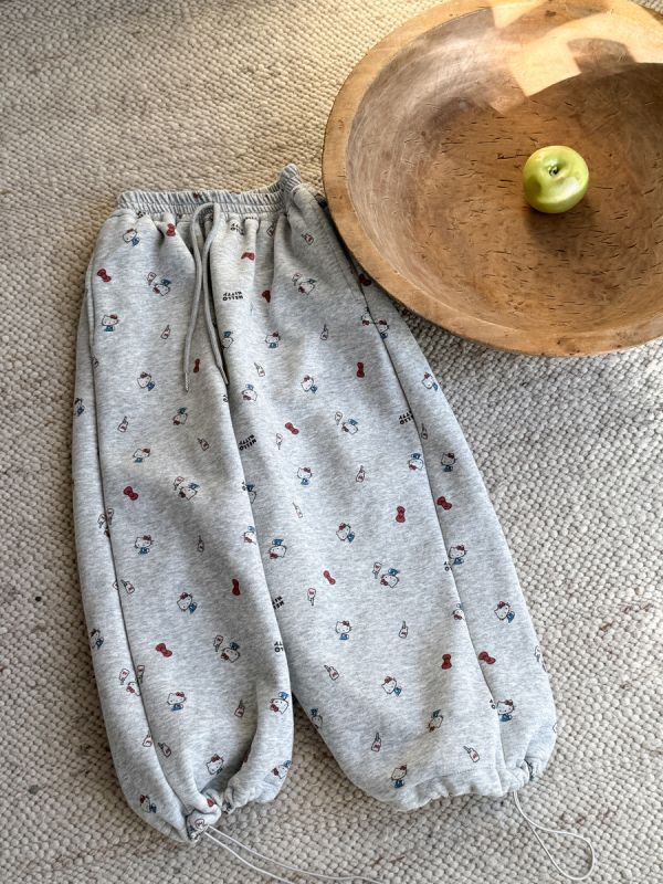 05120501｜小瑜家秋冬〃滿印卡通加絨運動褲｜90-150 女童長褲, KT童裝, 加絨童褲, 刷毛長褲, 印花童褲, 束口褲, 鬆緊腰童褲, 秋冬童裝, 保暖童褲, 休閒童裝