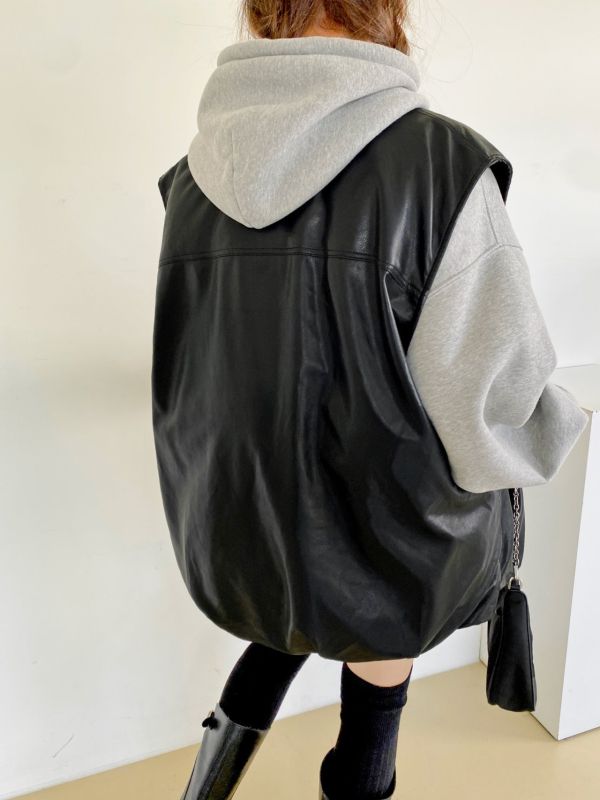 韓┃N9〃皮質夾棉背心┃F 皮革背心, 女生無袖外套, 韓系穿搭, 厚實保暖背心, 寬鬆版外套, 皮革拼接上衣, 黑色羽絨背心, 韓系街頭風, 冬季保暖單品, 女裝背心, 外搭皮革背心, 皮革立領背心