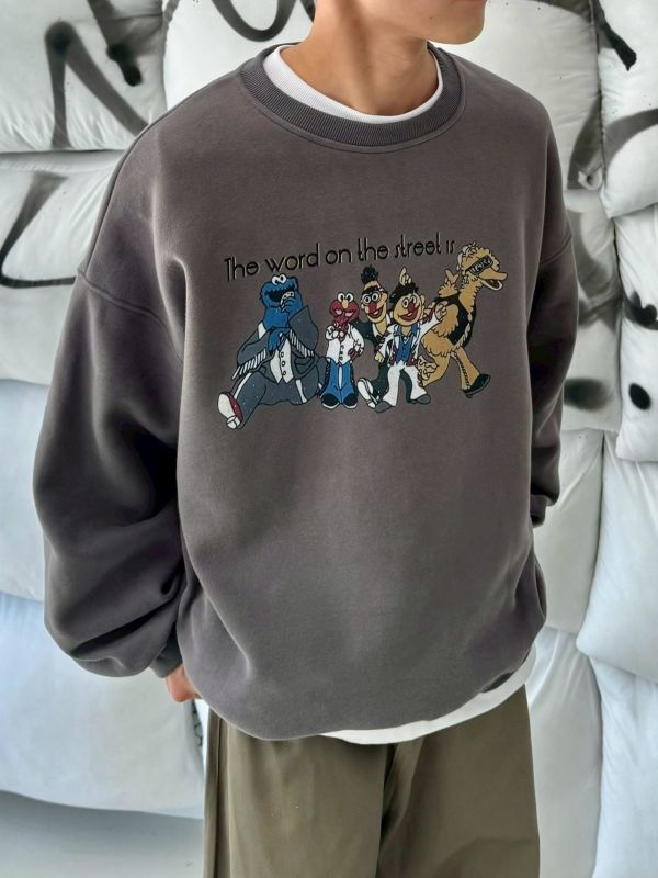 05110307┃秋冬〃21552芝麻街夜總會寬版大學T - 芝麻街大學T
- 插畫風格上衣
- 寬版中性上衣
- 情侶穿搭推薦
- F 尺寸大學T
- 卡通印花上衣
- 秋冬休閒穿搭
- 韓系童趣風格
- 男女同款衛衣
- 棕色奶油灰色上衣