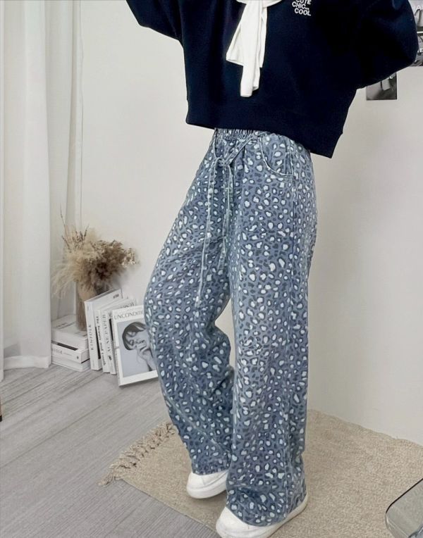 05121308｜秋冬〃22062水洗豹紋牛仔寬褲｜F 豹紋牛仔褲
韓系寬褲
鬆緊腰牛仔褲
抽繩牛仔褲
顯瘦長褲
復古豹紋褲
寬版牛仔褲
日常百搭褲
秋冬下身
個性牛仔褲