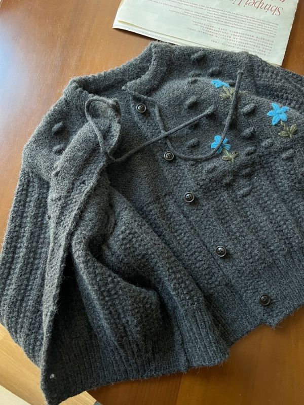 05111610｜小艾家秋冬〃H169灰色立體花針織外套｜90-160 兒童毛衣、兒童開衫、手工小花毛衣、女童外套、針織開衫、秋冬外搭、保暖毛衣、女童毛衣、百搭外套、韓版童裝、90cm–160cm、女童針織外套