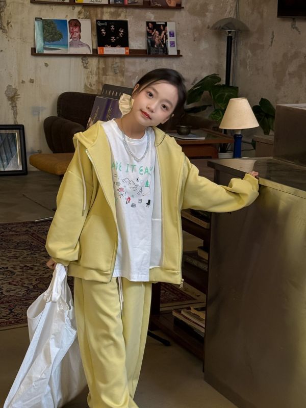 05110408┃TC秋冬〃黃色連帽外套長褲套裝┃110-160 - 兒童套裝
- 黃色休閒服
- 連帽外套長褲組
- 秋冬童裝
- 純棉童裝
- 兒童運動風穿搭
- 男女童皆可
- 亮色系童裝
- 尺寸110–160童裝