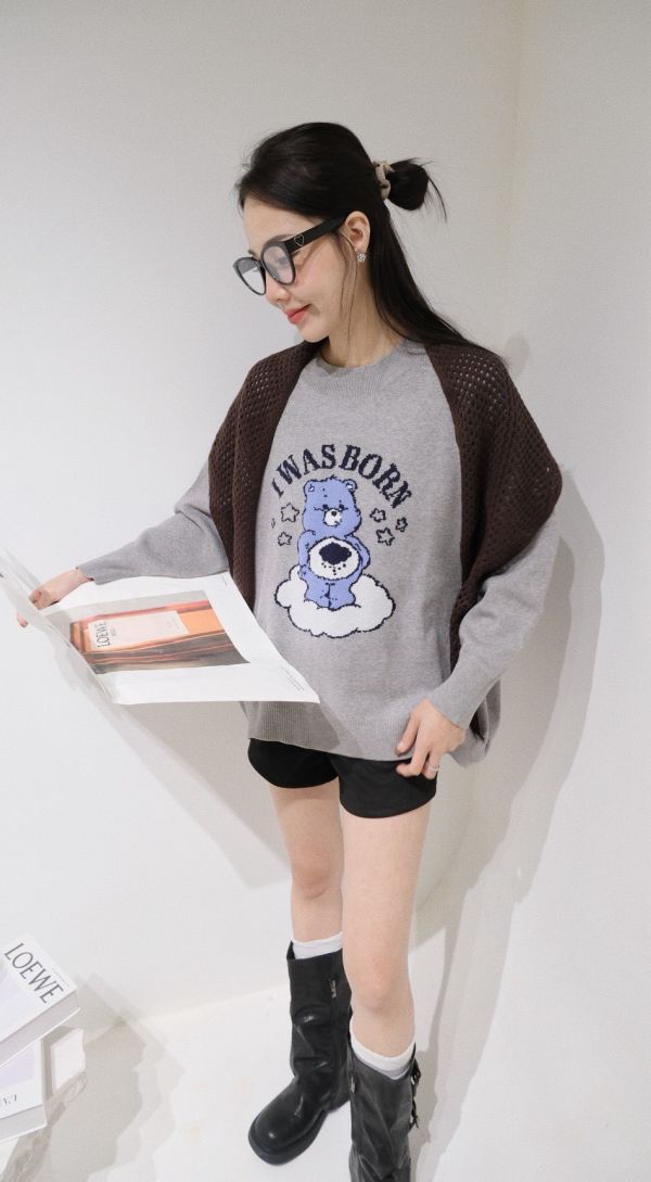 05110104┃秋冬〃23246四色糖果熊毛衣 熊熊毛衣, 卡通針織上衣, 圓領毛衣, 無刷毛毛衣, 厚磅毛衣, 秋冬上衣, 寬鬆版型, 女生休閒穿搭, 插畫毛衣, 雲朵毛衣