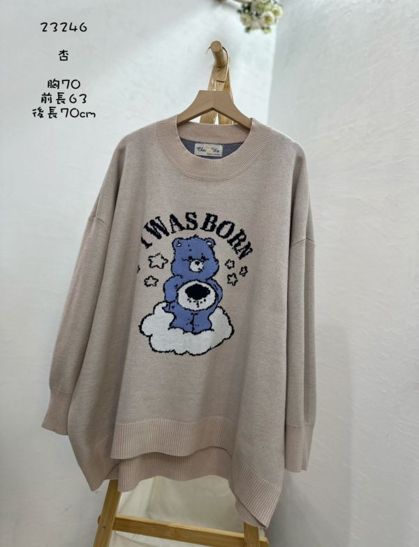 05110104┃秋冬〃23246四色糖果熊毛衣 熊熊毛衣, 卡通針織上衣, 圓領毛衣, 無刷毛毛衣, 厚磅毛衣, 秋冬上衣, 寬鬆版型, 女生休閒穿搭, 插畫毛衣, 雲朵毛衣