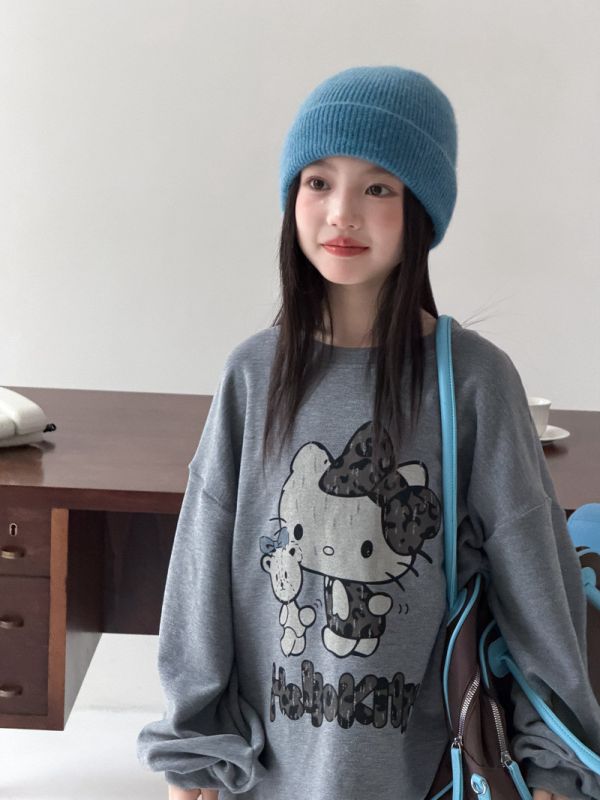 05113010｜CTONG秋冬〃灰色KT印花長版T｜100-160 Hello Kitty童裝
刷毛大學T
童裝上衣
中大童衛衣
可愛童裝
秋冬童裝
卡通上衣
顯瘦長版上衣
刷毛保暖
女童穿搭