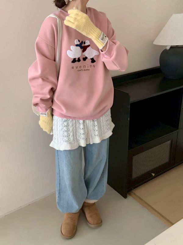 05120605｜秋冬〃9210小鴨圍巾刺繡加絨大學T｜F 女裝衛衣, 刷毛上衣, 貓咪上衣, 毛巾繡衛衣, 可愛女裝, 療癒系穿搭, 寬鬆上衣女, 加絨上衣, 大人可愛風, 顯瘦衛衣, 韓系女裝, 秋冬上衣女, 百搭女裝, 大學T女, 女生可愛穿搭