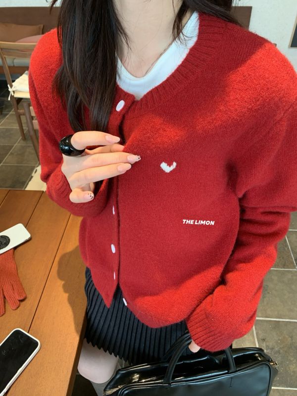 05112202｜LEMON〃2281圓領北極絨愛心刺繡開襟針織衫｜F 針織外套, 多色針織, 羊毛感外套, 開襟外套, 小愛心針織, 短版針織, 韓系外套, 秋冬外套, 杏色外套, 灰色針織, 紅色針織, 咖色針織, 芥綠針織