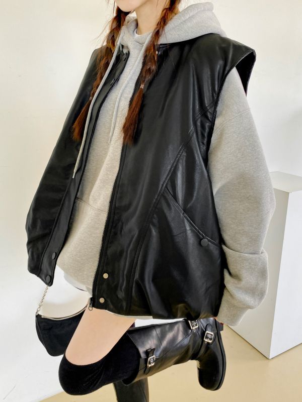 韓┃N9〃皮質夾棉背心┃F 皮革背心, 女生無袖外套, 韓系穿搭, 厚實保暖背心, 寬鬆版外套, 皮革拼接上衣, 黑色羽絨背心, 韓系街頭風, 冬季保暖單品, 女裝背心, 外搭皮革背心, 皮革立領背心