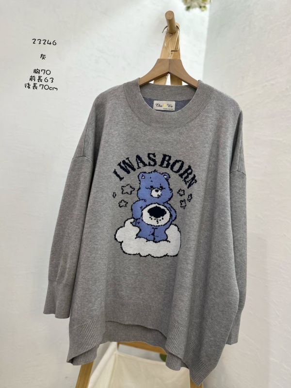 05110104┃秋冬〃23246四色糖果熊毛衣 熊熊毛衣, 卡通針織上衣, 圓領毛衣, 無刷毛毛衣, 厚磅毛衣, 秋冬上衣, 寬鬆版型, 女生休閒穿搭, 插畫毛衣, 雲朵毛衣
