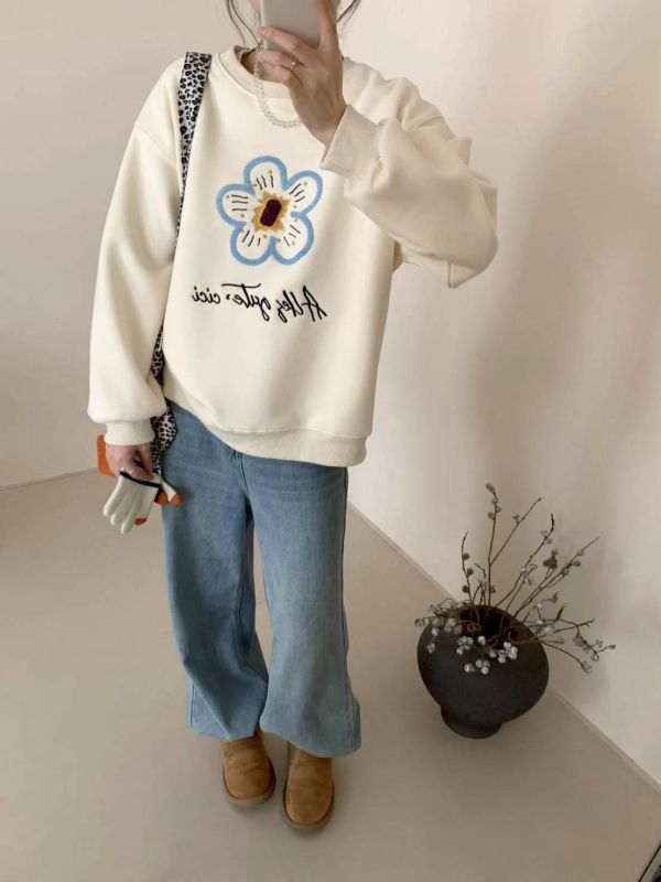 05121001｜秋冬〃電繡花朵加絨大學T｜F 韓系衛衣, 刺繡衛衣, 小花刺繡, 大學TEE, 刷毛衛衣, 寬版上衣, 顯瘦穿搭, 冬季保暖上衣, 女生衛衣, 休閒百搭, 韓風上衣, 加厚衛衣, 內刷毛, 落肩版型, 日系學院風