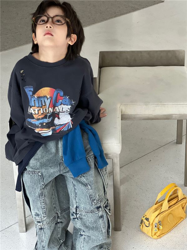 05110201┃SN〃8337兩色賽車印花T┃100-160 兒童衛衣, 復古印花上衣, 美式賽車風, 破壞風衛衣, 寬版落肩, 秋冬上衣, 男童女童休閒穿搭, 圓領長袖, 100～160童裝, 街頭風童裝