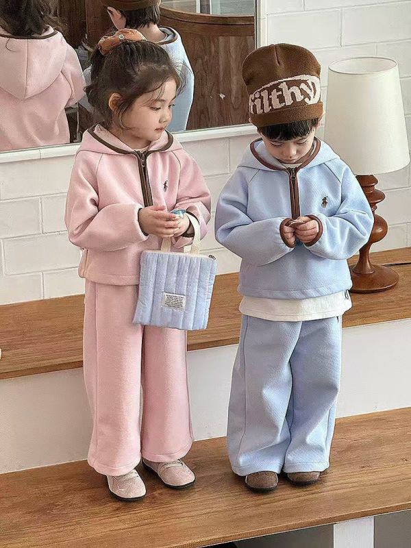 05112106｜秋冬〃四色半拉鍊刺繡套裝｜100-150 兒童套裝
加絨套裝
保暖套裝
冬季童裝
連帽上衣
兒童寬褲
男女童套裝
加厚套裝
雙面絨套裝
幼童套裝
韓版童裝
兒童外出服
兒童家居服