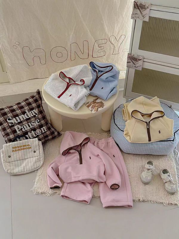 05112106｜秋冬〃四色半拉鍊刺繡套裝｜100-150 兒童套裝
加絨套裝
保暖套裝
冬季童裝
連帽上衣
兒童寬褲
男女童套裝
加厚套裝
雙面絨套裝
幼童套裝
韓版童裝
兒童外出服
兒童家居服