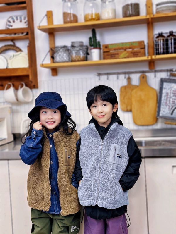 05112301｜EC秋冬〃4109四色奧粒絨背心｜110-160/S-M 兒童背心

羊羔絨背心

保暖背心

兒童馬甲

冬季背心

立領背心

加厚刷毛背心

童裝背心 110–160

親子背心

男童背心

女童背心

羊羔絨外套

冬天保暖單品

兒童保暖衣