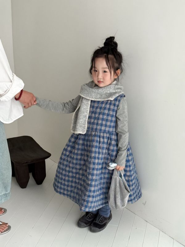 05120205｜KUMAI秋冬〃D26藍色格子背心裙｜90-150 童裝背心裙, 格紋洋裝, 中大童洋裝, 鋪棉背心, 秋冬童裝, 公主裙, 層次穿搭, 內搭洋裝, 女童穿搭, InBaby童裝