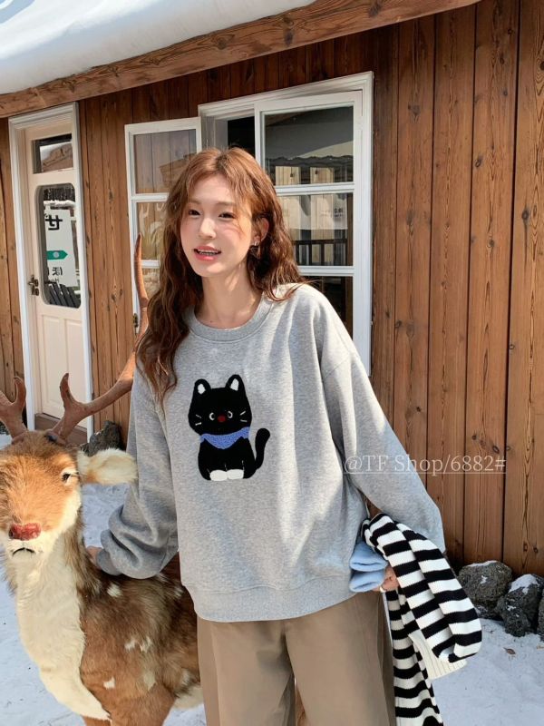 05120604｜秋冬〃6882立體黑貓刺繡加絨大學T｜F 女裝衛衣, 刷毛上衣, 貓咪上衣, 毛巾繡衛衣, 可愛女裝, 療癒系穿搭, 寬鬆上衣女, 加絨上衣, 大人可愛風, 顯瘦衛衣, 韓系女裝, 秋冬上衣女, 百搭女裝, 大學T女, 女生可愛穿搭