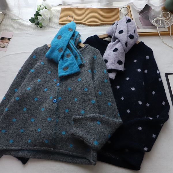 05110405┃秋冬〃四色點點針織開衫圍巾 - 女裝針織毛衣
- 圓點毛衣套組
- 秋冬女裝推薦
- 質感圍巾搭配
- 韓系通勤穿搭
- 親膚不扎針織衫
- 毛衣圍巾組合
- 簡約風格女裝
- 冬季層次穿搭