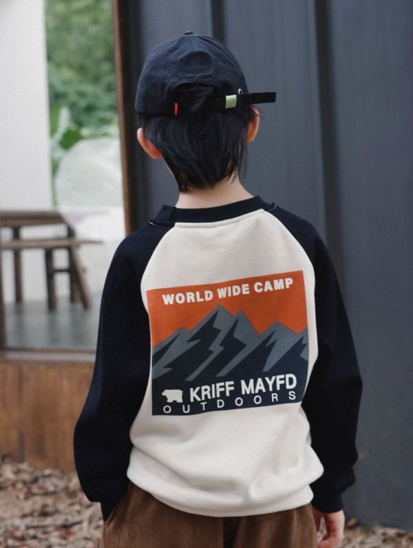 05121102｜秋冬〃8085山系插肩袖加絨字母T｜110-170 兒童衛衣, 山系衛衣, 拼接衛衣, 刷毛衛衣, 戶外風上衣, 保暖上衣, 中大童衛衣, 露營穿搭, 校園穿搭, 印花衛衣