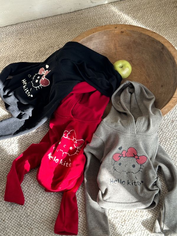 05120302｜小瑜家秋冬〃三色奧絨KT印花短版連帽T｜90-150 童帽T, 短版上衣, 加厚刷毛, 冬季童裝, 女童上衣, 保暖帽T, 可愛童裝, 秋冬上衣, 90-150童裝