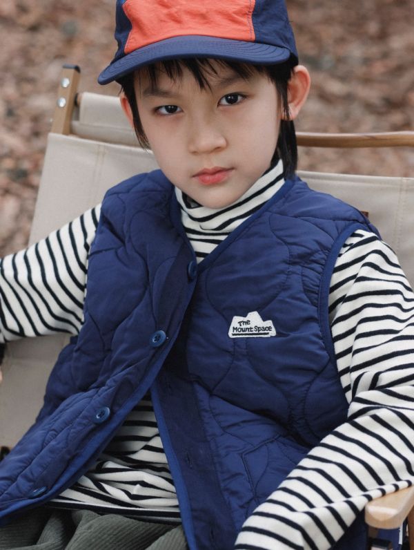 05121104｜秋冬〃6044兩色拼接夾棉背心｜110-170 兒童馬甲, 鋪棉背心, 山系背心, 立領背心, 保暖背心, 輕量馬甲, 純色背心, 秋冬童裝, 中大童背心, 戶外穿搭, TheMountSpace